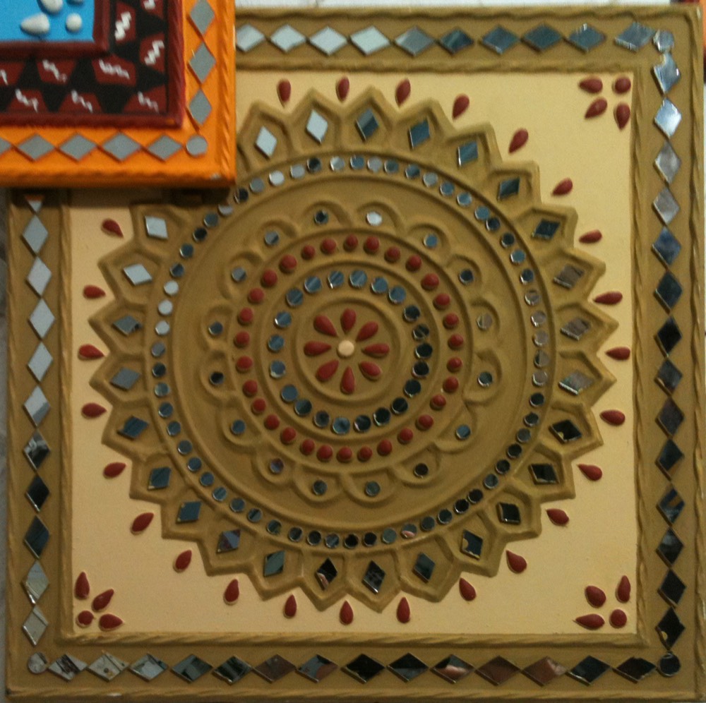 Creem mud art with green and red design